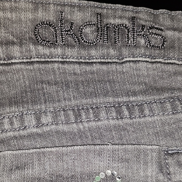 Akademiks Women’s Gray Skinny Jeans Size 32 – Rhinestone Back Pockets Pre-Owned - Picture 4 of 8